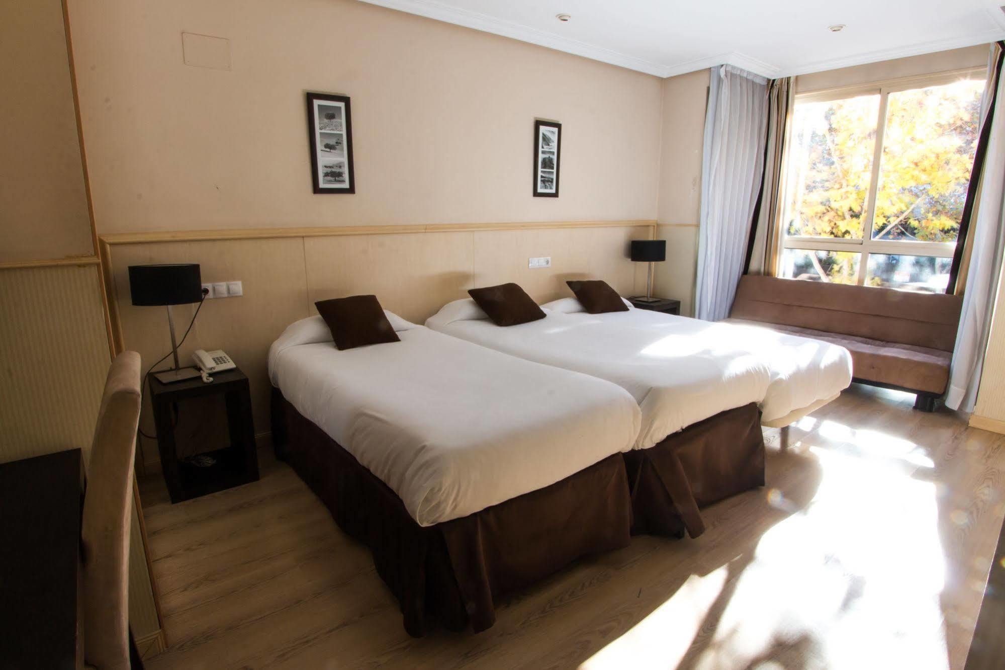 Hotel Suites Feria De Мадрид Экстерьер фото